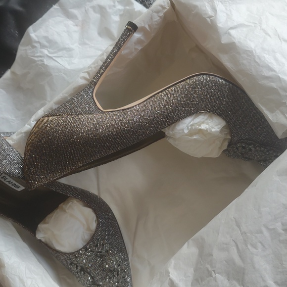 Manolo Blahnnik's Gold/Bronze heels - Picture 6 of 13